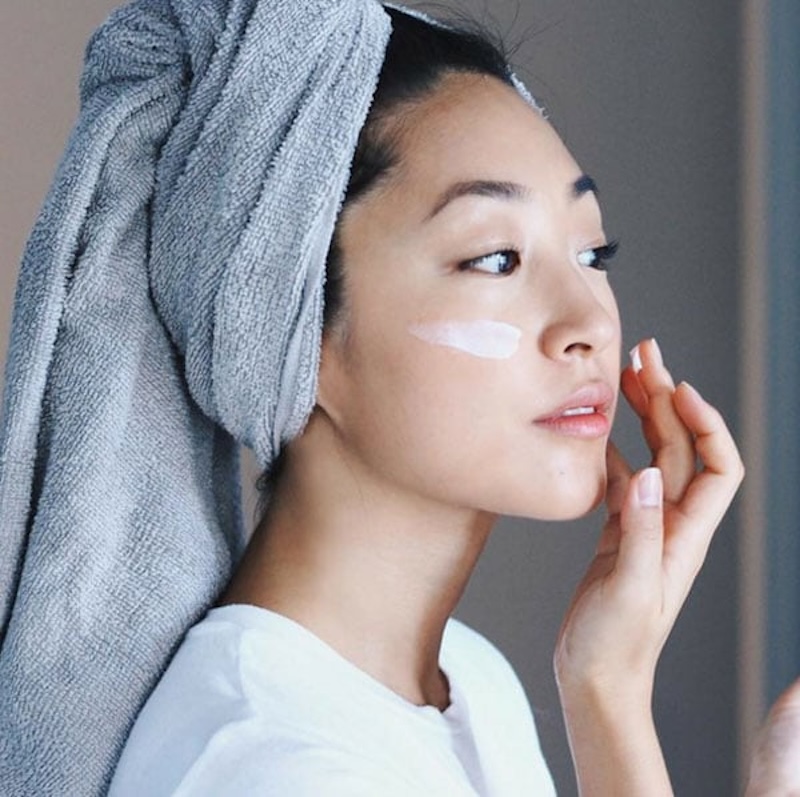 cach dung gel duong am cho da dau mun