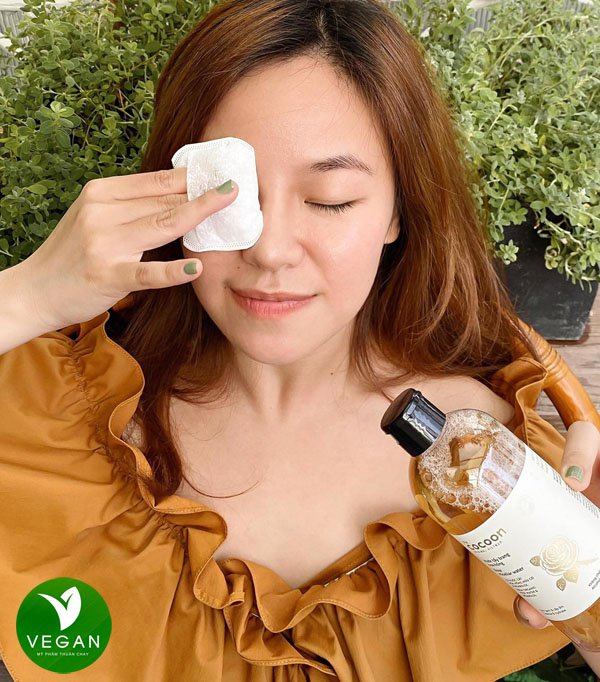 Hình ảnh Blogger Ónh Ánh review sản phẩm nước tẩy trang hoa hồng thuần chay