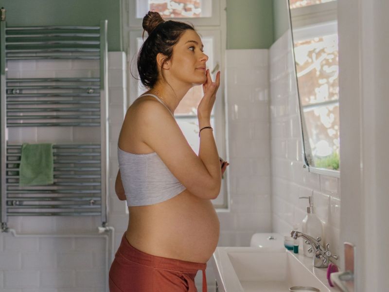 Bà bầu sử dụng Nước tẩy trang sen Hậu Giang Cocoon được không? ba bau su dung nuoc tay trang sen hau giang cocoon duoc khong